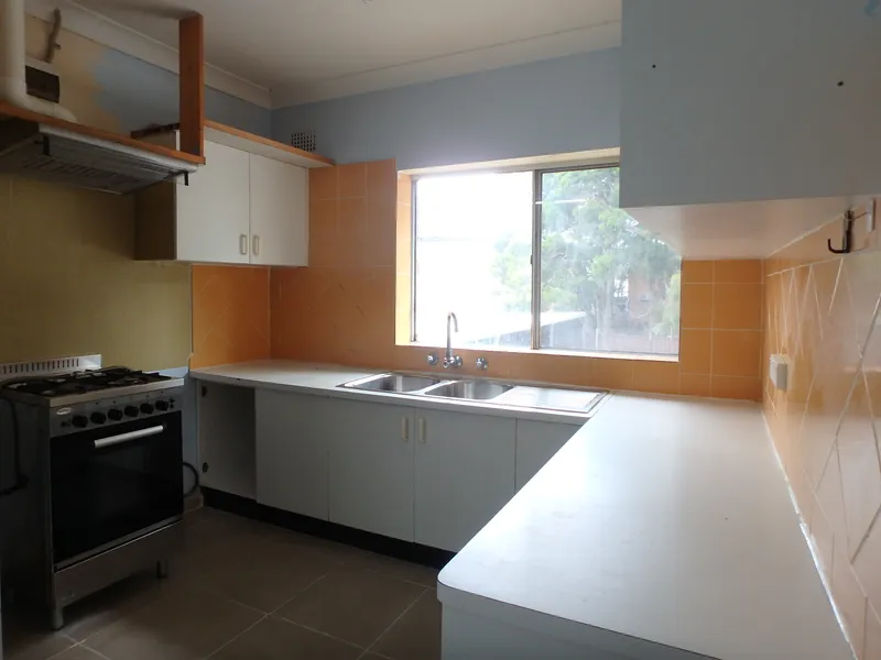 LEVEL 1 UNIT - WALK TO SHOPS & STATION