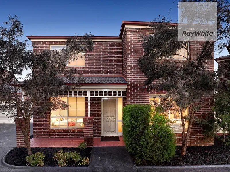 A SPLENDID, SPACIOUS ENTRY LEVEL RESIDENCE WITH A GREAT SIZE YARD !