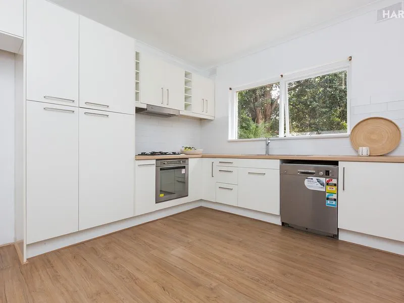 Gorgeous, Ground Floor, Unfurnished Unit in Superb Location!