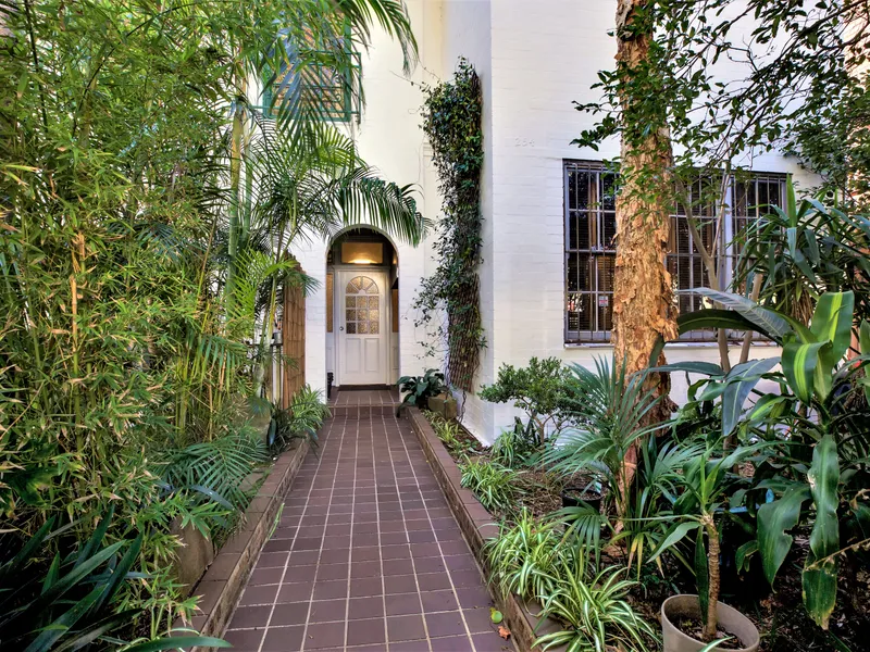 Charming 2 Bedroom Apartment with Sunroom