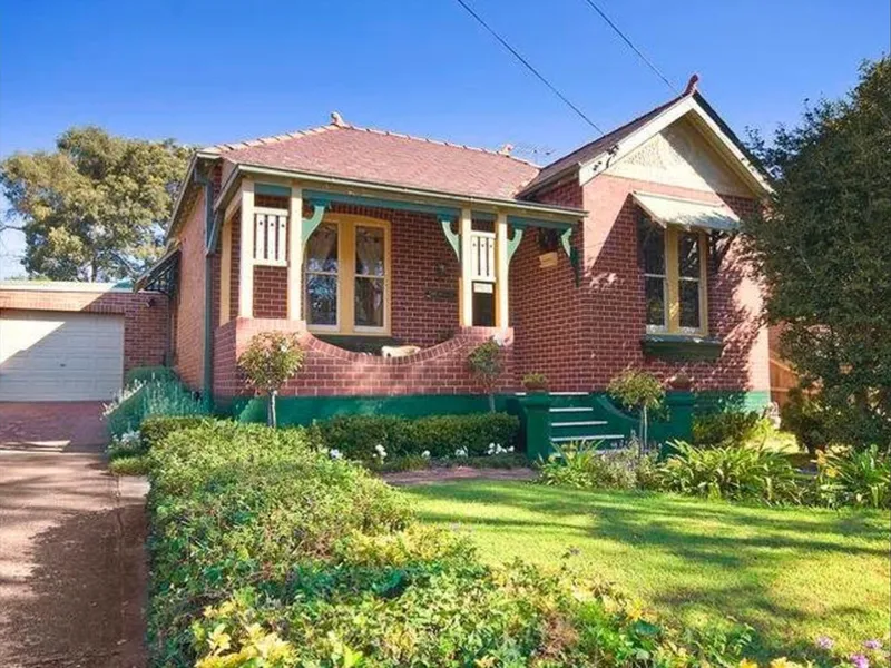 UNIQUE FAMILY HOME CLOSE TO EASTWOOD PUBLIC SCHOOL