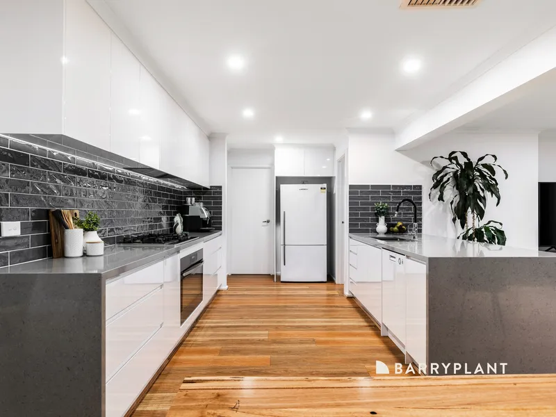 5 bed bonanza, awesome kitchen with butlers pantry.