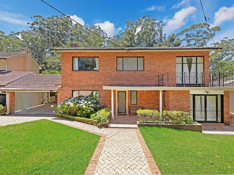 Comfortable East-side Gordon Home… 900m to Station & Shops