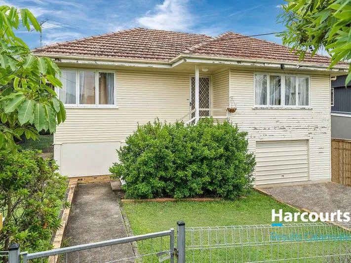 Highset home, fully fenced, located in side street