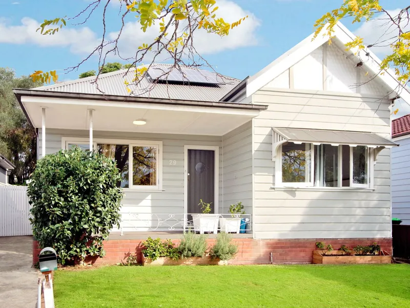 TRADITIONAL CHARACTER FAMILY HOME WITH CENTRAL LIFESTYLE