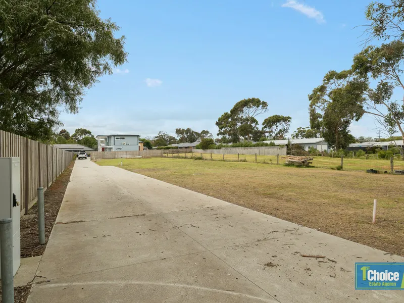 METRES TO ESPLANADE - GREAT LOCATION!!