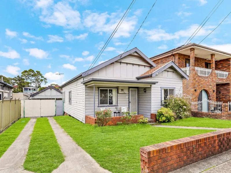 RENOVATED MODERN RESIDENCE IN R3 ZONING