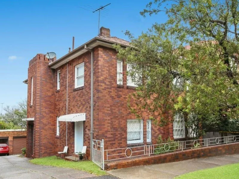 Great sized updated apartment in quiet location
