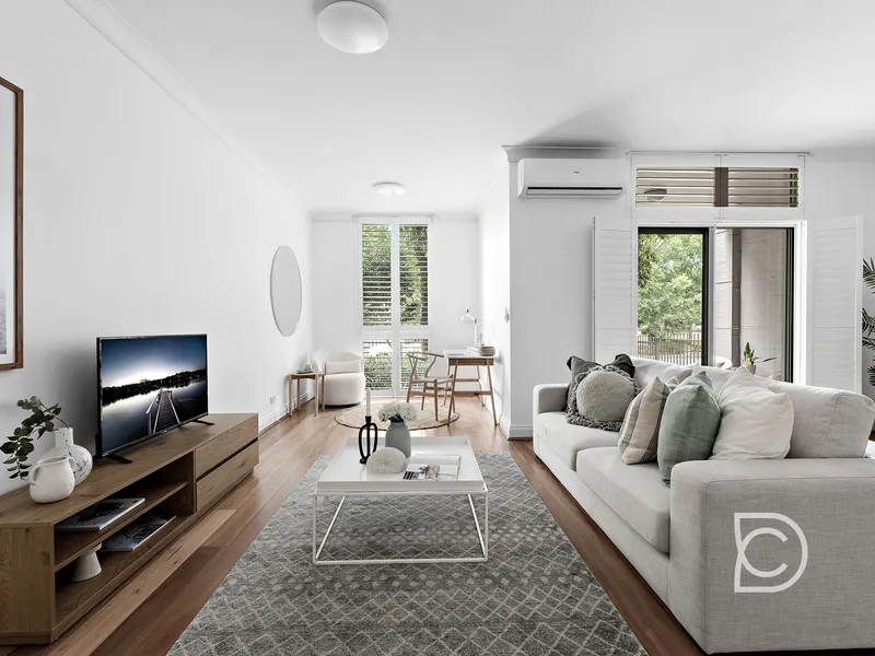 Light filled ground floor apartment with courtyard