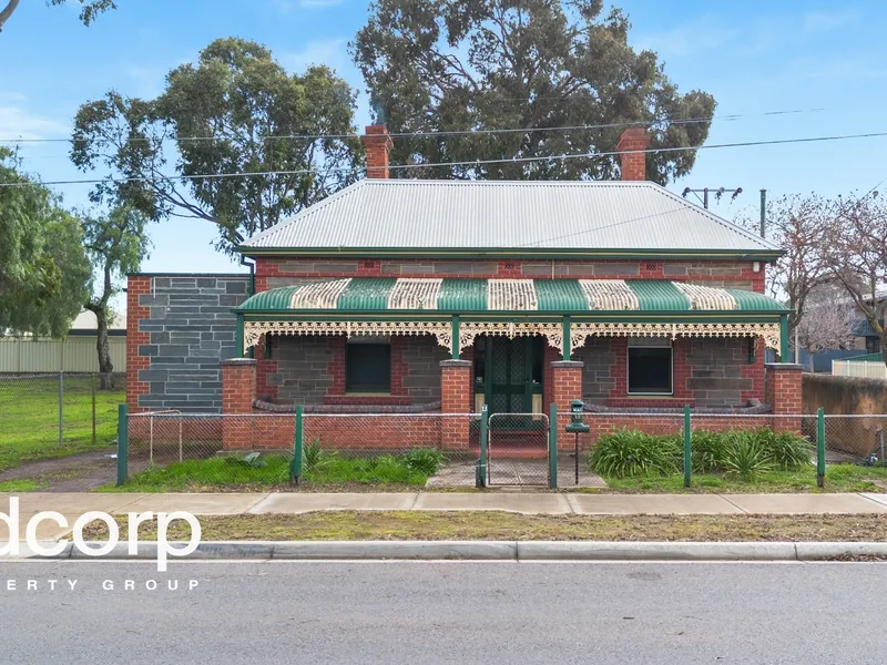 LARGE BLUESTONE FRONTED VILLA ON THE PARK! Currently tenanted - no internal images available - please attend open inspection