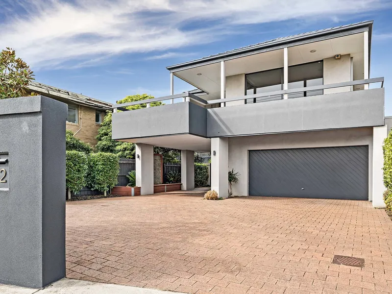 Aspirational address – Inspirational views – Family Home with Private Garden and Pool