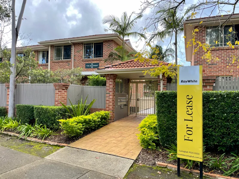 STUNNING THREE BEDROOM TOWNHOUSE 