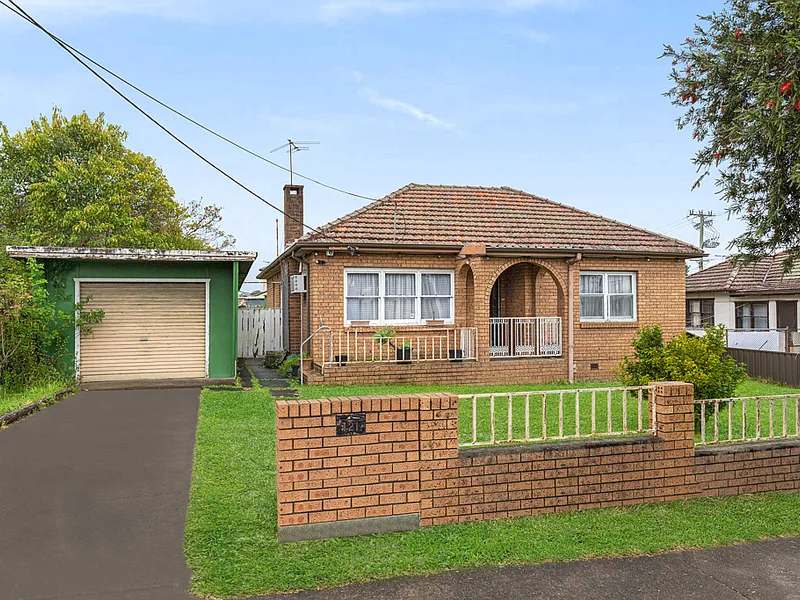 Rare 685m2 of (R3 Zoned) Prime Opportunity!