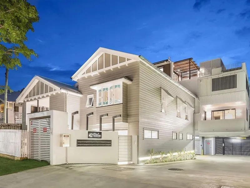 MODERN HOME CLOSE TO BRISBANE CBD!!