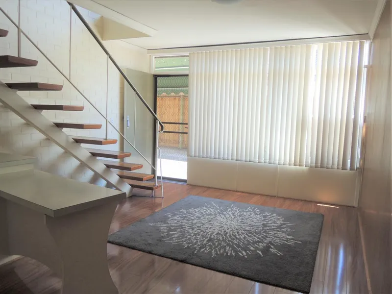 WALK TO STATION AND SHOPS