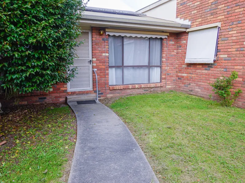 Low maintenance unit in great location!