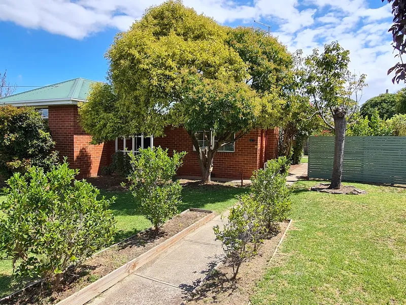 Cosy 3 bedroom home in ideal locale!