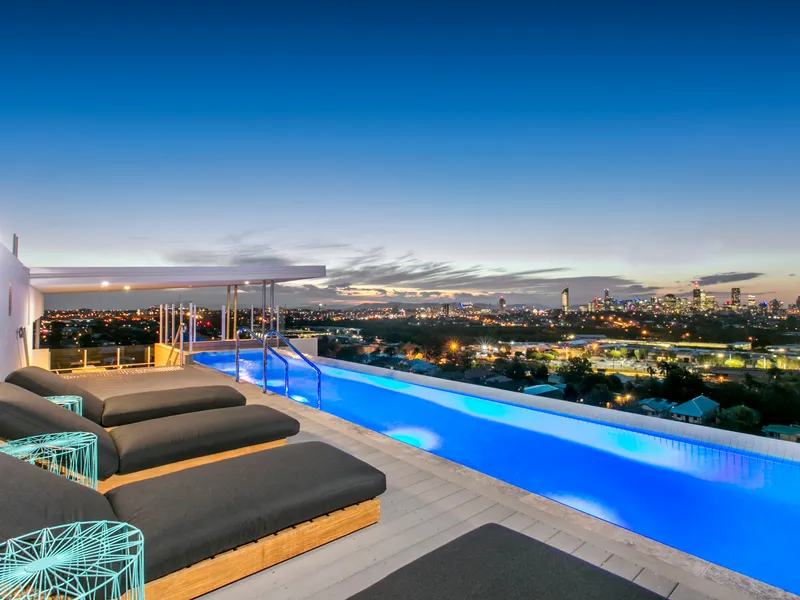 Large two bedroom unit with courtyard 