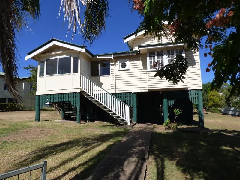 1 Acre plus spacious Queenslander