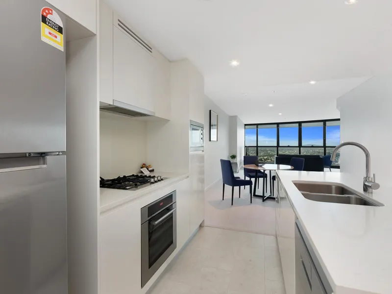 Spectacular two-bedroom apartment in Brisbane City. Facing south to breathtaking horizon and Botanic Gardens view.