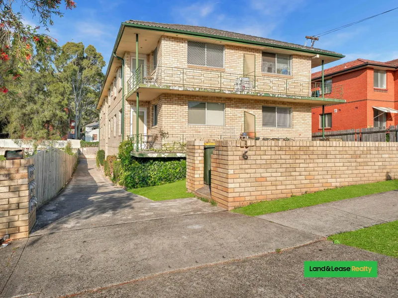 Oversize two bedroom unit with Garage Unit for sale Willeroo st..