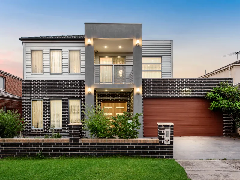 GRAND FAMILY HOME IN A PRIME LOCATION!!!