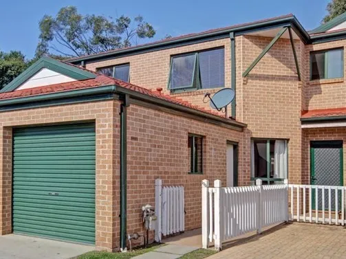 Spacious Double Story Townhouse With Lock up garage