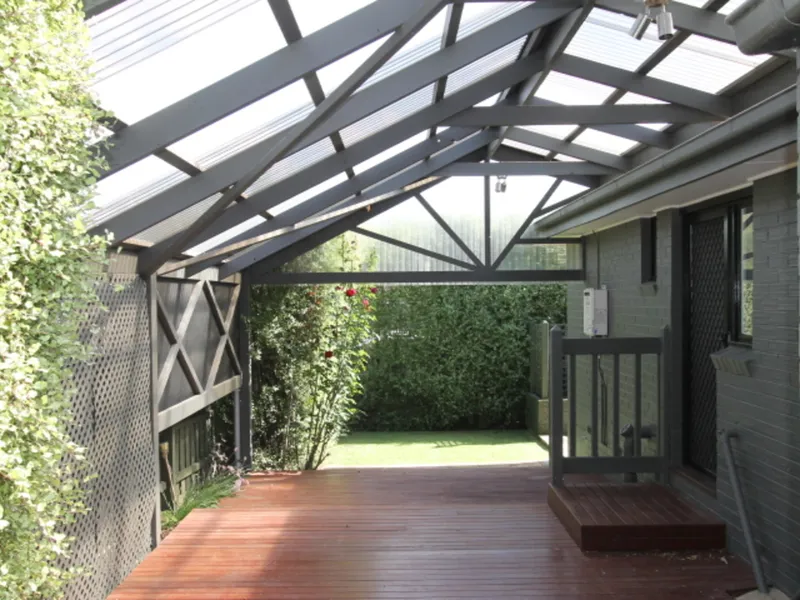 Superbly renovated unit with great entertaining