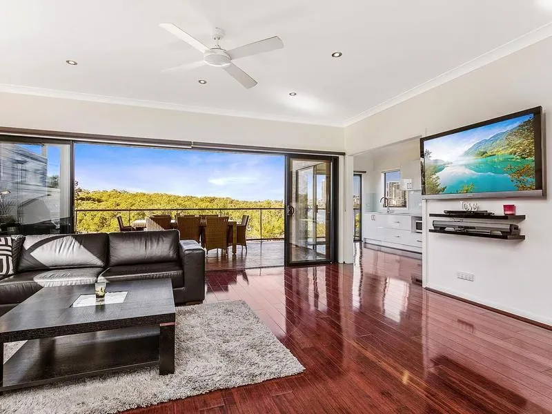 Spectacular Water Outlook. Spacious & Private Character Home. Gas. Air Conditioning. Walk to Train, Ferry and Park. 