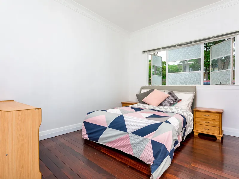 Perfect for a group of UQ students or group of friends looking to live together!