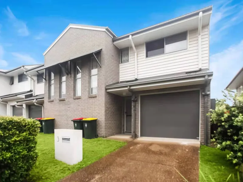 Well presented 4 bedroom townhouse near Eight MIle Plains Shopping Centre available Now!