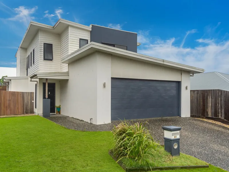 Family Living: 4-Bedroom Oasis in Pimpama