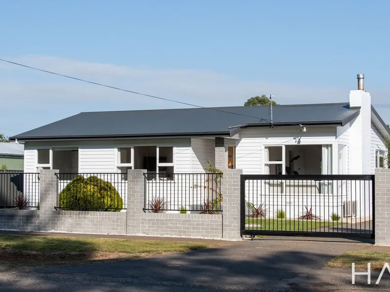 Charming Meets Contemporary Living