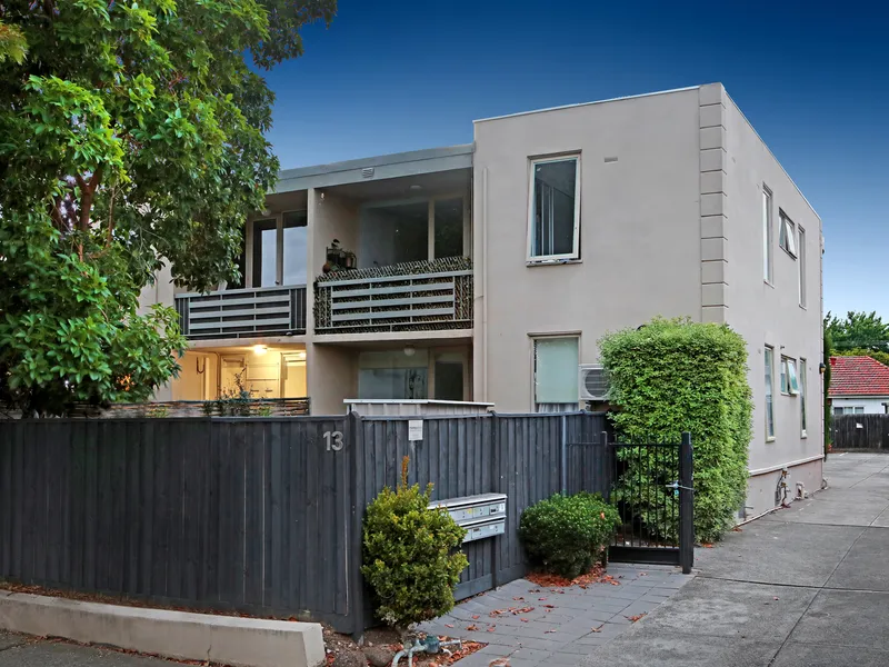 Ground Floor Gem With Huge Courtyard In The Zone