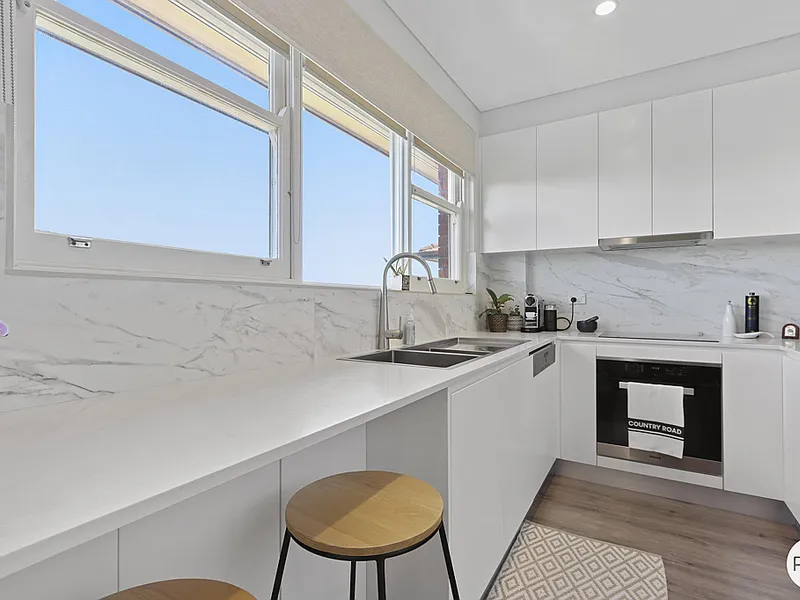 STYLISH FULLY RENOVATED APARTMENT