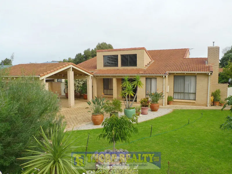 SHORT WALK TO THE QUAYS