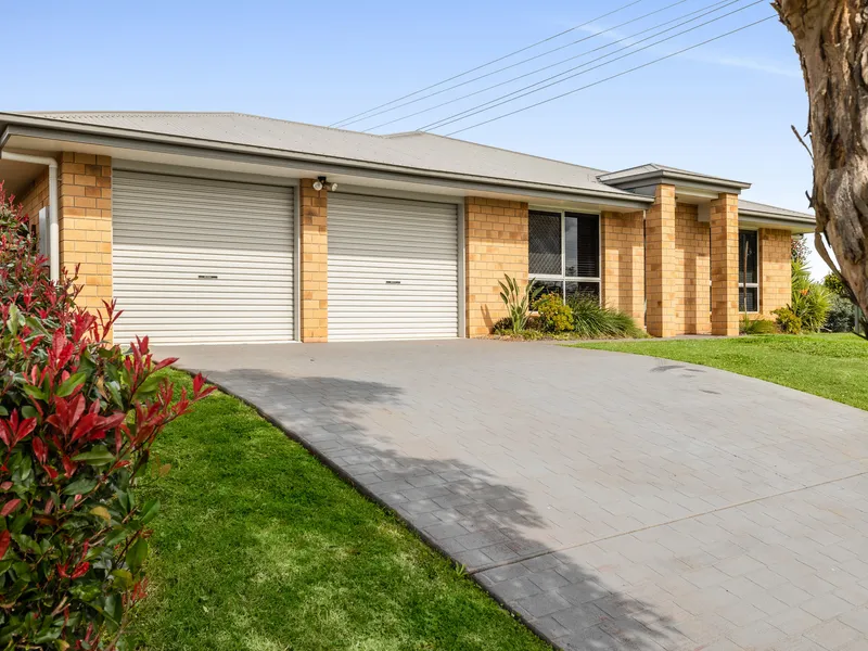 NEST OR INVEST! Prime Location - walk to Shops & Schools!