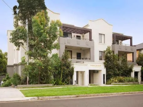 Outstanding Location! Stroll to Station & Hospital!