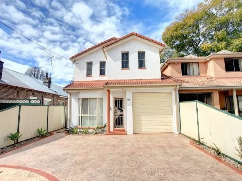 5 BEDROOM HOUSE FOR RENT