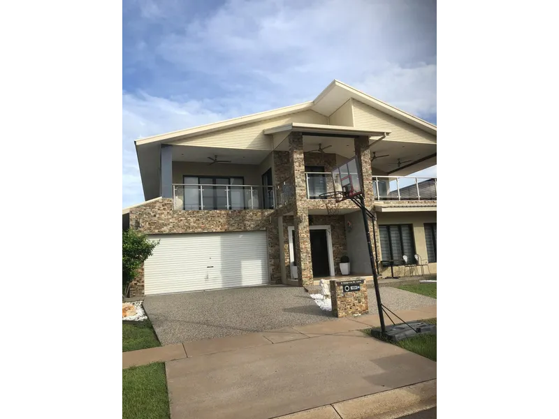 SOLAR PANELS 5 bedroom with huge in ground pool &BBQ Area & 30 SOLAR PANELS