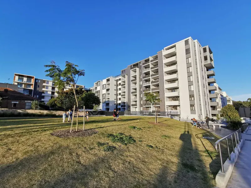 Over-sized, North Facing 1 Bedroom + Large Study