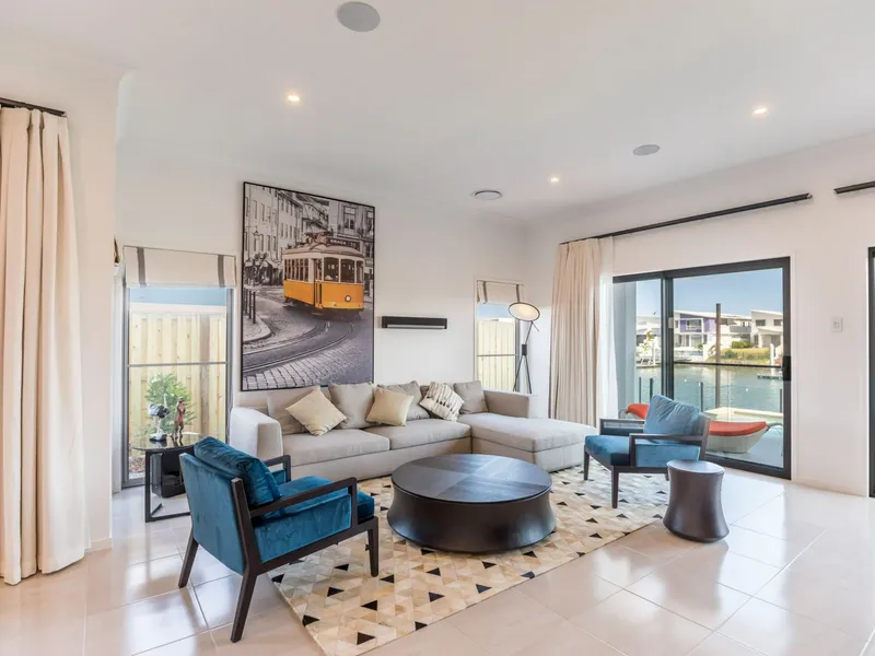 Water Front Home in central Hope Island - Fully furnished