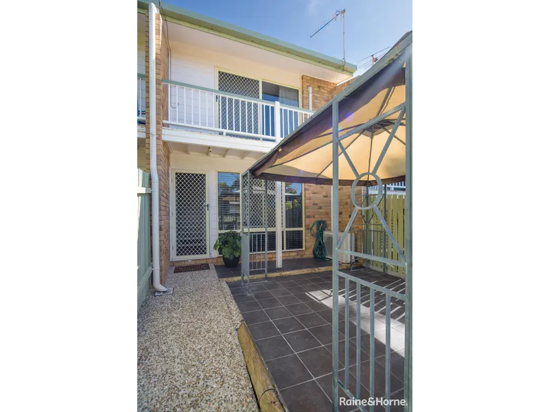 NEAT AND TIDY 2 BEDROOM UNIT IN SOUTH GLADSTONE!