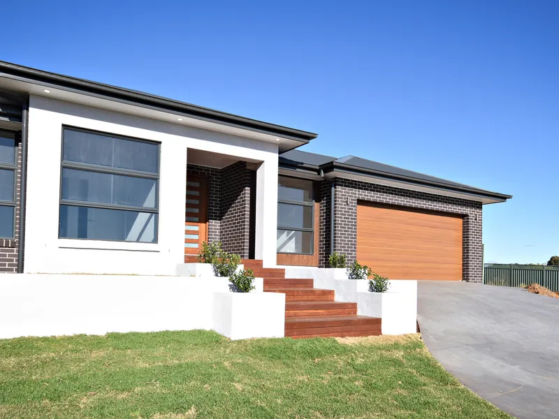 Modern Five Bedroom Home in Southlakes Estate