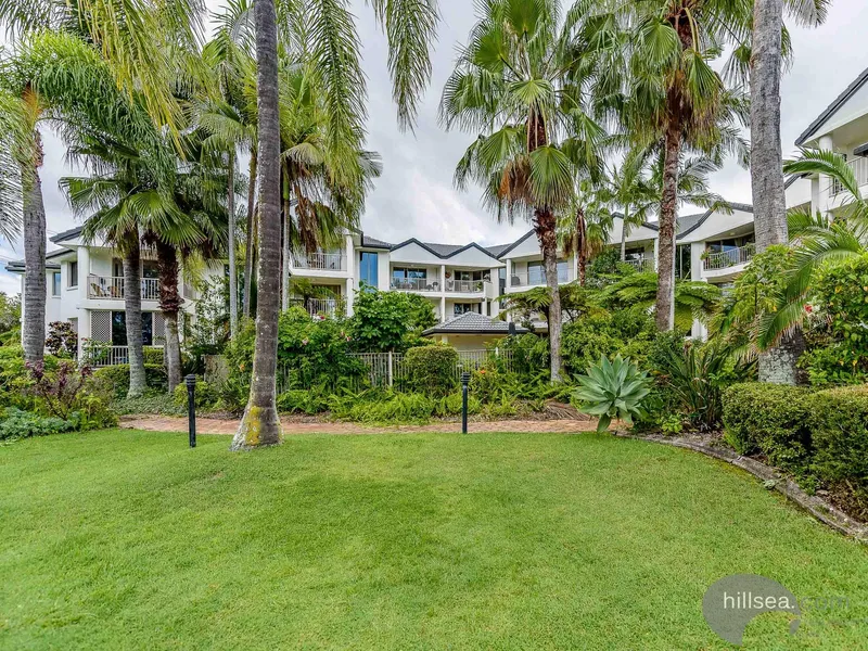 Ground floor Apartment, stroll to beach and fabulous cafe's