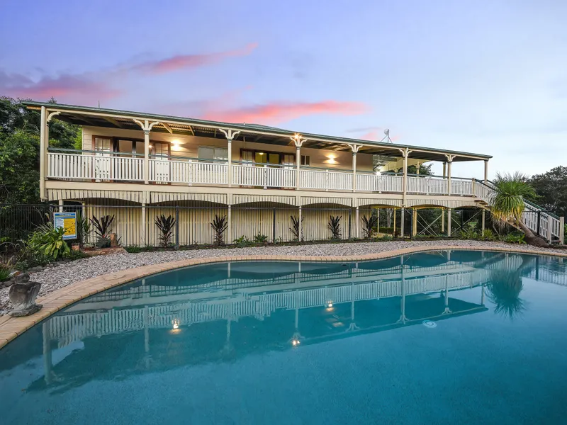 QUEENSLANDER - PICTURE POSTCARD SETTING