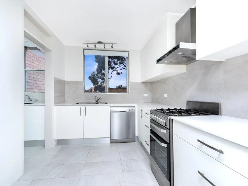 Bright 2 Bedroom Apartment