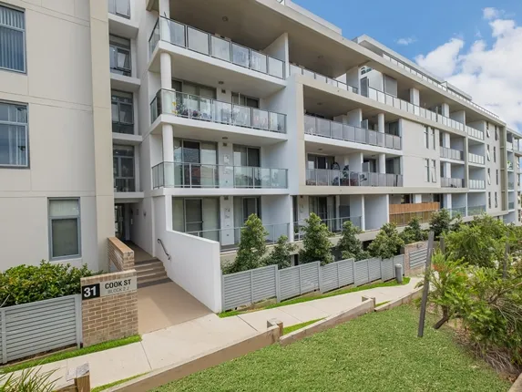 As new apartment with Gym and Swimming Pool, Next to train station