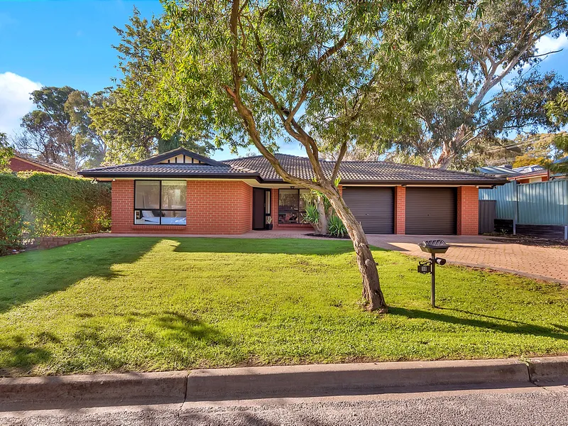 5 BEDROOMS – BUILT CIRCA 2000 - 702M2 BLOCK - FABULOUS LOCATION - 3 LIVING AREAS
