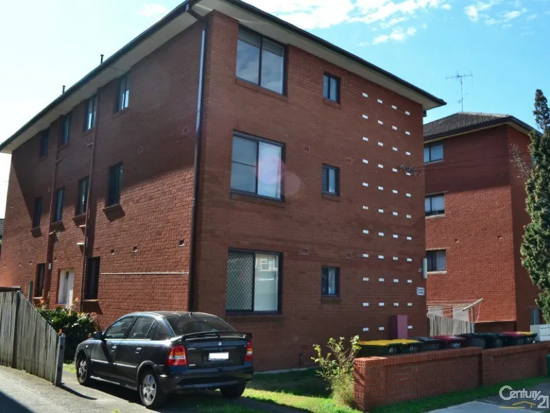 GREAT 2 BEDROOM TOP FLOOR UNIT - SMALL BLOCK OF 6